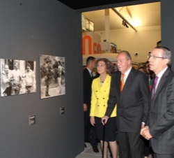 Sus Majestades los Reyes durante su visita a la sala de exposiciones dedicada a los años 40 y 50